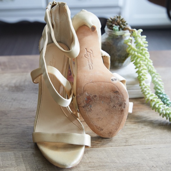 IMAGINE BY VINCE CAMUTO Elegant Strappy Gold Satin High Heeled Sandals Sz 6M/36 - Picture 3 of 3